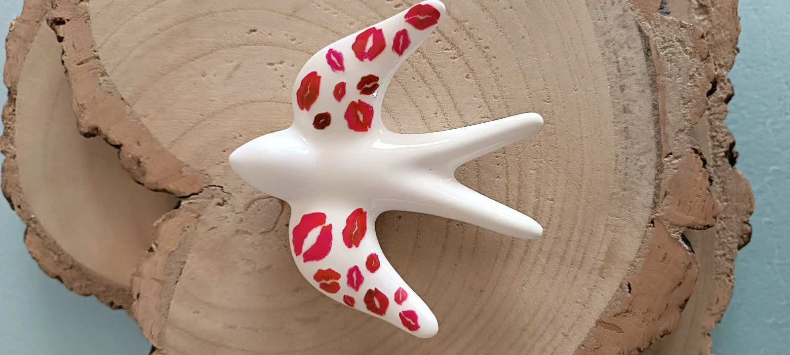 Andorinha cerâmica decorada a mão 